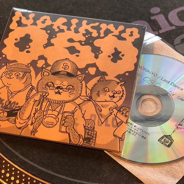 NORIKIYO O.S.D. OLD SCHOOL DISCIPLINEが入荷!! 1曲目の曲名にも"日記(追記あり)"とあるように1、2、3曲目は1日で書き上げたという全9曲入りEP。『Old School Discipline』と名付けられた本作は、Old Schoolという単語の後にDiscipline(しつけ) を意味する単語が入っている。NORIKIYOがどうしてこのタイトルを付けたのかは聴けば分かるだろう。 ・ ＊特典CD付き ・