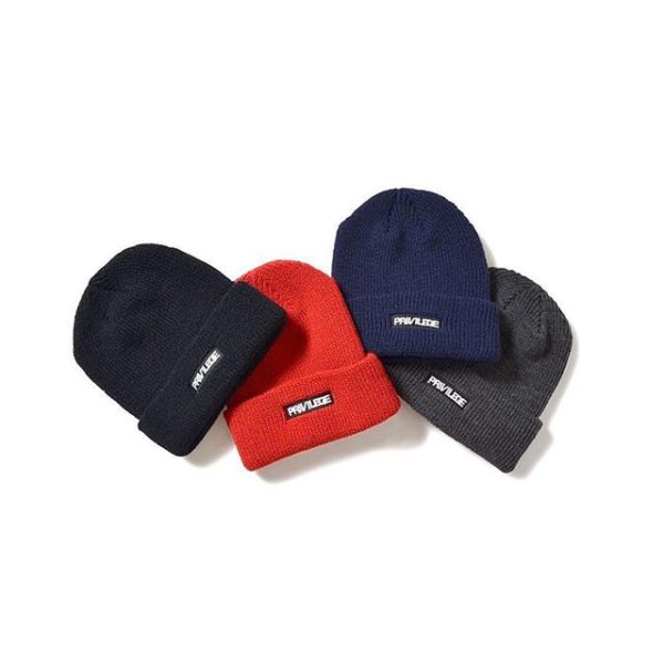 PRIVILEGE CORE LOGO KNIT CAP ・ PRICE : 4,000yen +tax カラー展開 : BLACK、NAVY、RED、GRAY ・ フロント部分にトレンド感のあるボックスロゴを刺繍したニットキャップ。 プリビレッジらしさの溢れる無骨でいなたいデザインが魅力な逸品。 男女問わず着用出来てコーディネートのエッセンスに使える万能アイテム。