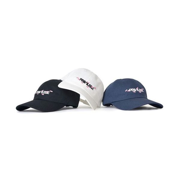 PRIVILEGE SAKURA CORE LOGO DAD HAT ・ PRICE : 5,000yen +tax カラー展開 : WHITE、BLACK、NAVY フロントに程良いバランスで施したコアロゴに、日本を代表する花でもある桜の花びらを散りばめたデザインが特徴のダッドハット。 定番のロゴに新たなエッセンスを加えたフレッシュかつ遊び心溢れる逸品。 日本・ニューヨーク・香港とワールドワイドに展開する「PRIVILEGE」ならではの ルーツを大事にしたデザイン。 幅広いコーディネートにマッチする定番カラーの3色展開。