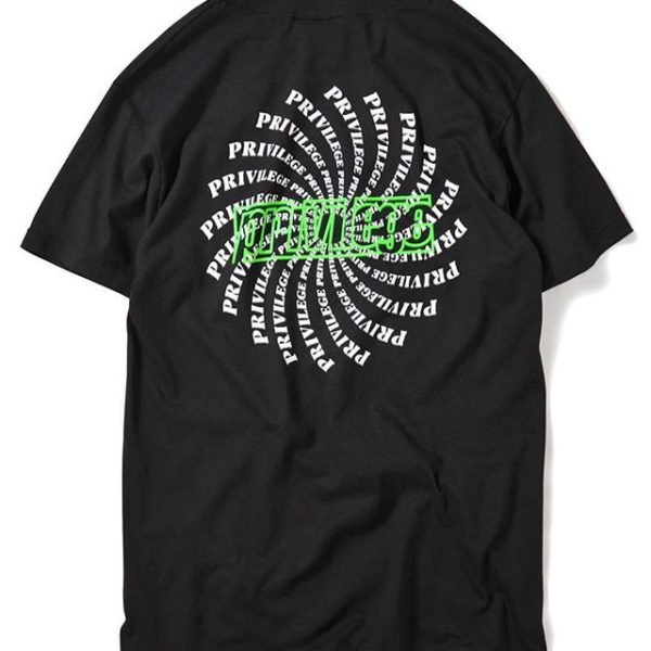 4/27(sat)発売! PRIVILEGE SPIRAL LOGO TEE ・ PRICE：5,000yen カラー展開 : WHITE, BLACK ・ アメリカの神話学者の言葉「The privilege of a lifetime is being who you are.」（生涯の特典はあなたがあなた自身でいること）をフロント右上にプリントしたメッセージ性のあるTシャツ。 バックプリントには螺旋状のブランドロゴの上にスタイリッシュなフォントのアウトラインロゴを大胆に掛け合わせた存在感のあるデザインを配置。 ・