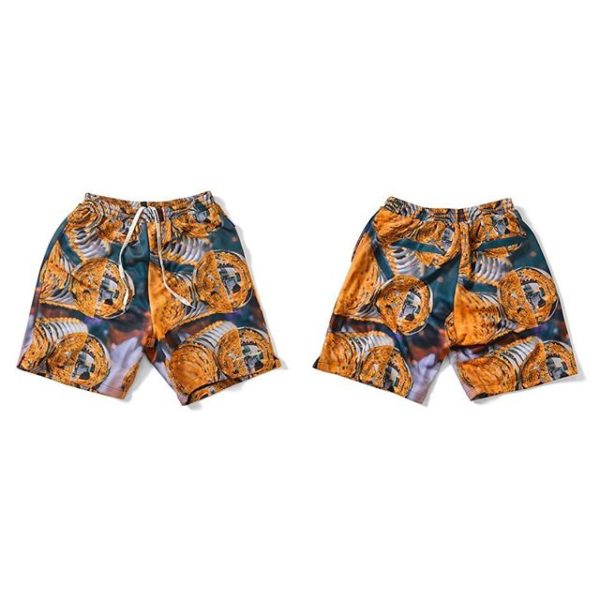 4/13(sat)発売! Lafayette × LAST SUSPECT REFlect MESH SHORTS ・ PRICE : 15,000yen＋tax COL : MULTI ・ Photographer/Rooftopper、そして生粋のNew Yorkerである「ラストサスペクト」が撮り下ろした写真を全面に使用したメッシュ素材のハーフパンツ。 煌びやかなショーウィンドウの飾り付けを独自の視点で切り取って作品へと仕上げたフォトを使用。 独特な配色や構図をそのままに再構築されたショーツは、4ポケット付属したデイリーユース仕様。 「LAST SUSPECT」のシグネチャーロゴが裾に刺繍で刻まれ、ウエスト部分に付属するゴム紐にはLafayetteロゴが入る豪華仕様。 ・