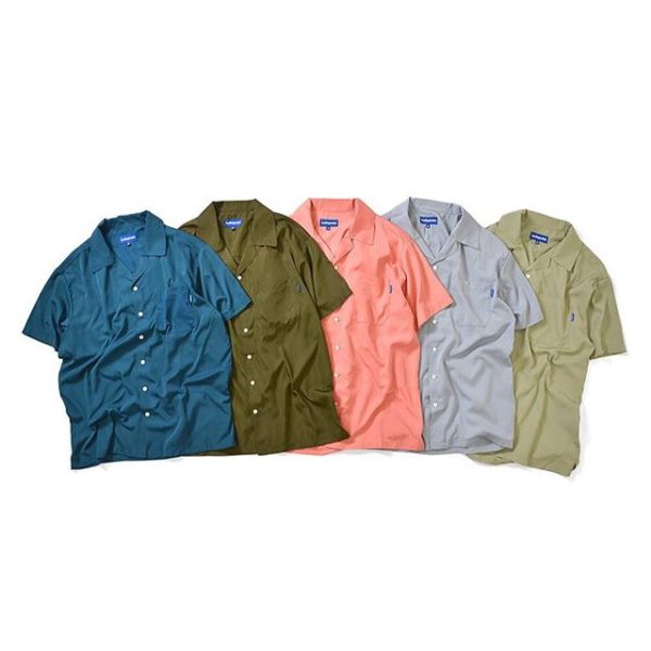 5/4(sat)発売！ ・ LFT19SS070 SOLID OPEN COLLAR S/S SHIRT ・ PRICE : 10,000yen+tax ・ カラー展開：SAGE BLUE(セージブルー), MILITARY GREEN(ミリタリーグリーン), LT.GREEN(ライトグリーン), GRAY(グレー), PINK(ピンク) ・ 程よい光沢感で手触りの良い上質な生地を使用した無地の半袖オープンカラーシャツ。 存在感のある艶感、程よくルーズなボックスシルエット、トレンドなVゾーンの深さが秀逸な一枚。 前後で身頃の長さに変化を付けて身幅に余裕を持たせる設計で旬なリラックスフィットを実現。 貝調ボタン仕様で胸ポケットにはピスネームを付属したシンプルで無駄のない仕上がり。