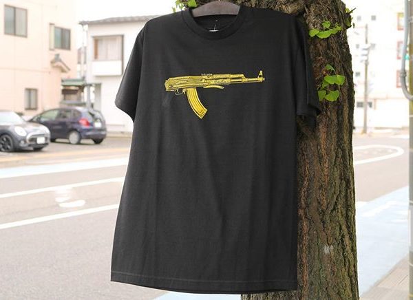 . DEADLINEよりフロントにAKがプリントされたインパクト抜群の一枚⚔️ . DEADLINE Gold AK TEE ¥5,000+tax .