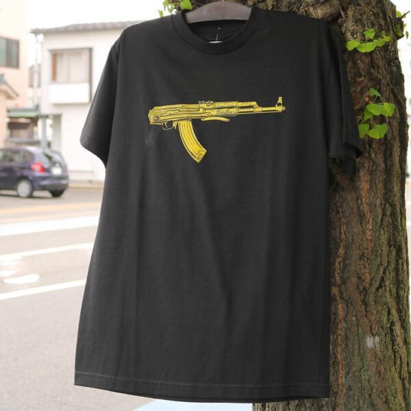 . DEADLINEよりフロントにAKがプリントされたインパクト抜群の一枚⚔️ . DEADLINE Gold AK TEE ¥5,000+tax .