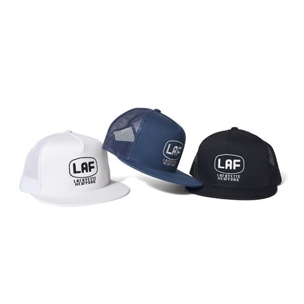 Lafayette 2019 SPRING/SUMMER COLLECTION Delivery 11 2019/6/1(sat) . LFT19SS083 BRIDGE WARS TRUCKER MESH CAP PRICE:5,000yen +tax カラー展開:WHITE(ホワイト),BLACK(ブラック),NAVY(ネイビー) . ハードコアヒップホップや社会派ラップの先駆けであったKRS-ONE率いるBoogie Down Productions (ブギー・ダウン・プロダクションズ)のロゴをサンプリングしたデザインメッシュキャップ。 BDPが当事者となった「BRIDGE WARS」とは「ビーフ＝対立」という定義を世に広め、数々のラッパーへ多大な影響を与えたヒップホップ史上における歴史的な出来事のひとつ。 その名を冠することでHIPHOPカルチャーを色濃く反映した意味深いアイテムへと昇華している。 .    . PRIVILEGE NIIGATA 〒950-0903 新潟県新潟市中央区春日町2-26 TEL : 025-247-8981