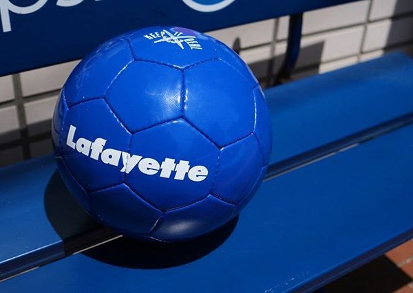 . ブランドカラーであるロイヤルブルーを基調としたトレーニング用サッカーボール。表面にはLafayetteのコアロゴと「KEEP IT REAL」のロゴをホワイトでプリント。全て手作業で縫われたクオリティーの高い仕上がりで、シンプルなデザインながら抜群の存在感を放つ逸品。 . Lafayette LOGO SOCCER BALL ¥6,000+tax .