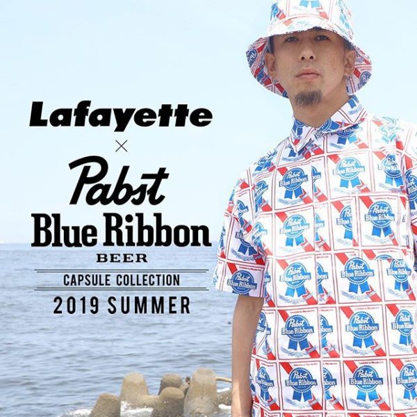 . 7/13(Sat) 11:00 より店頭先行リリース！ Lafayette 2019 SPRING/SUMMER SPOT🌞 .  x  CAPSULE COLLECTION . 7/13(Sat) 11:00 より店頭先行リリース！ . 2019 SUMMERのスポットアイテムとなる Lafayette x PABST BLUE RIBBONカプセルコレクション。 ロゴパターンで配したデザインの総柄アイテムをメインにサマーシーズンにマッチするラインナップ。 PABST BLUE RIBBONが毎年開催しているアート缶コンテストの2018年WINNER「GAIJIN」とのトリプルコラボレーションも登場。 近年多くのアーティストやミュージシャンと共に体感型のイベントを開催する等、未来を見据え、様々なカルチャーを打ち出しているPABST BLUE RIBBONとのコラボレーションは、ストリートカルチャーの新たな展開を予感させるコレクションとなっている。 . 1844年にウィスコンシン州ミルウォーキーで設立され現在はロサンゼルスを拠点とする 「Pabst Brewing Company」が販売するラガービール。 当初は「ベストセレクト」「Pabstセレクト」と呼ばれていたが、 1882年〜1916年までボトルネックに青いリボンを巻いていた事に由来して現在は「Pabst Blue Ribbon」と呼ばれている。 70~80年代には売り上げのピークを迎え、2015年にはアメリカの酒造協会が主催する「Great American Beer Festival」でPabst社が「その年最高の大型醸造会社」に認定されている。 .