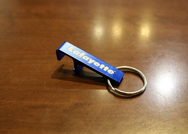 . LA191803 Lafayette LOGO iPhone STAND KEY CHAIN ¥800 +tax . ラファイエットロゴの入った メタルキーホルダー。 栓抜きとしてはもちろん、 スマートフォン用のスタンドとしても使える便利な逸品です。 .