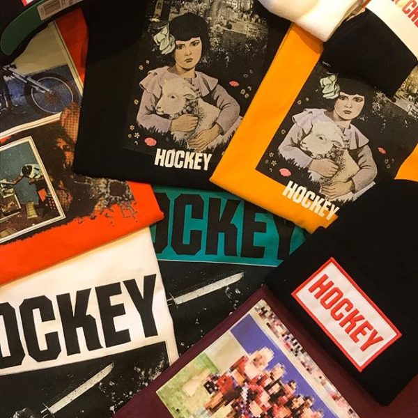 ・ 大人気スケートカンパニー"FUCKING AWESOME"の弟ブランドとして誕生した『HOCKEY』(.eyeswithoutaface)の新作が大量入荷。 ・ 今回もHOCKEYらしいユニークなデザインの数々。 Tシャツ、キャップやソックス これからの季節使えるクルーネック、フーディーなどのアイテム各種取り揃えておりますので、是非店頭で手に取ってみてください。 ・