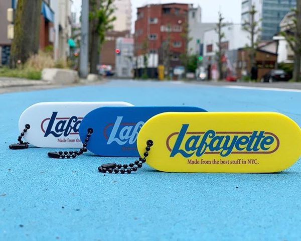 Lafayette BEST STUFFFLOAT KEY CHAIN ¥1,000+tax . フレーバージュースや紅茶で有名なアメリカのドリンクメーカーのロゴからインスパイアされたキーホルダー。 ニューヨーク生まれのドリンクメーカーから始まり、現在は全米で広く愛飲されるほどメジャーとなっている有名なモチーフで、アメリカらしいキャッチーなデザインが魅力。 鍵などの水没防止に役立つ水に浮く発砲素材を使用しているので、プールや夏のレジャーシーンに大活躍。 .  オンラインストアからも購入可能です🛒 . . PRIVILEGE NIIGATA 〒950-0903 新潟県新潟市中央区春日町2-26 TEL : 025-247-8981