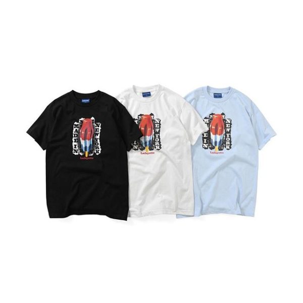 Lafayette SPRING / SUMMER 2020 COLLECTION 2020.5.16(sat) 9th DELIVERY . LS200135 TRICOLOR BOMB TEE PRICE:6,000yen+tax COLOR : WHITE(ホワイト),BLACK(ブラック),LIGHT BLUE(ライトブルー) . ニューヨーク出身のロックバンドが90年代に発表したTシャツデザインをモチーフに したハードでアート性の高いデザインのTシャツ。 トリコロールのアイスキャンディーがボム(爆弾)のような迫力を放つ、遊び心とロッ クらしいハードなデザイン。 ハードな中にもギャップのあるポップさが印象的で、コアなファンが多いバンドT シャツ市場でも価値の高い有名なデザインを大胆にサンプリング。 アメリカらしい派手なカラーリングのアイスキャンディーが春夏らしい季節感を演 出。 . . PRIVILEGE NIIGATA 〒950-0903 新潟県新潟市中央区春日町2-26 TEL : 025-247-898