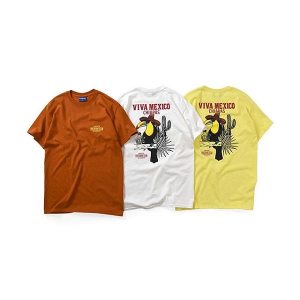 Lafayette SPRING / SUMMER 2020 COLLECTION 2020.5.16(sat) 9th DELIVERY . LS200136 VACATION CLUB TEE PRICE:6,000yen+tax COLOR : WHITE(ホワイト),BROWN(ブラウン),YELLOW(イエロー) . 架空の会員制バケーションクラブをモチーフに、メキシカンなデザインを落とし込ん だTシャツ。 フロントはバケーションクラブのロゴをモチーフにしたワンポイントデザイン。 メキシコの祝日にテキーラを飲んで酔っ払う鳥のキャラクターをコミカルに描いた ポップなデザインをバックにプリント。 リゾートテイスト溢れるメキシカンなデザインにマッチした温かみのあるカラーリン グも魅力。 . . PRIVILEGE NIIGATA 〒950-0903 新潟県新潟市中央区春日町2-26 TEL : 025-247-8981