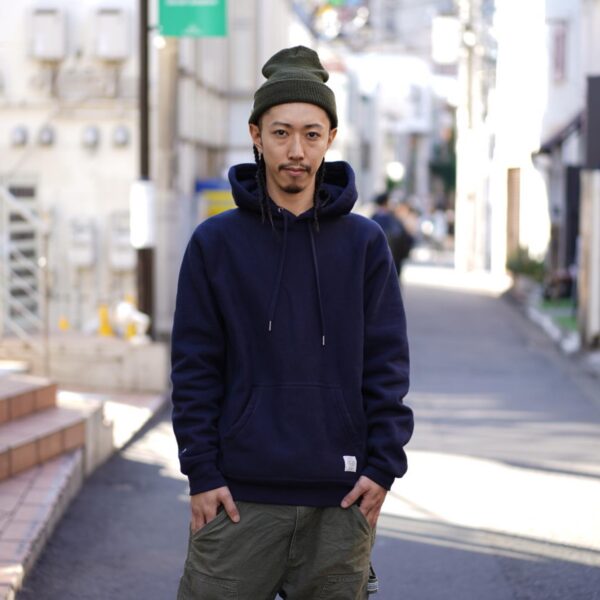 〜STYLE SAMPLE〜 Model:  (173cm) ［Tops］ PRIVILEGE NY CLASSIC HOODIE (NAVY / XLサイズ着用) ［Head Wear］ PRIVILEGE NY CLASSIC MILITARY JEEP CAP (OLIVE着用) Photo by