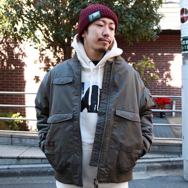 ~STYLE SAMPLE~ Model:  (173cm) [Jacket] LFYT – TACTICAL BOMBER JACKET (OLIVE / Lサイズ着用) [Hoodie] Saints & Sinners – DOG PANTHER PULLOVER HOODIE (BONE / Lサイズ着用) [Head Wear] LFYT – SNOWLINE RIBBED BEANIE (BURGUNDY)